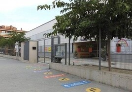 El colegio que prohibía a la profesora de español pasear por las aulas para «evitar interferencias» rectifica