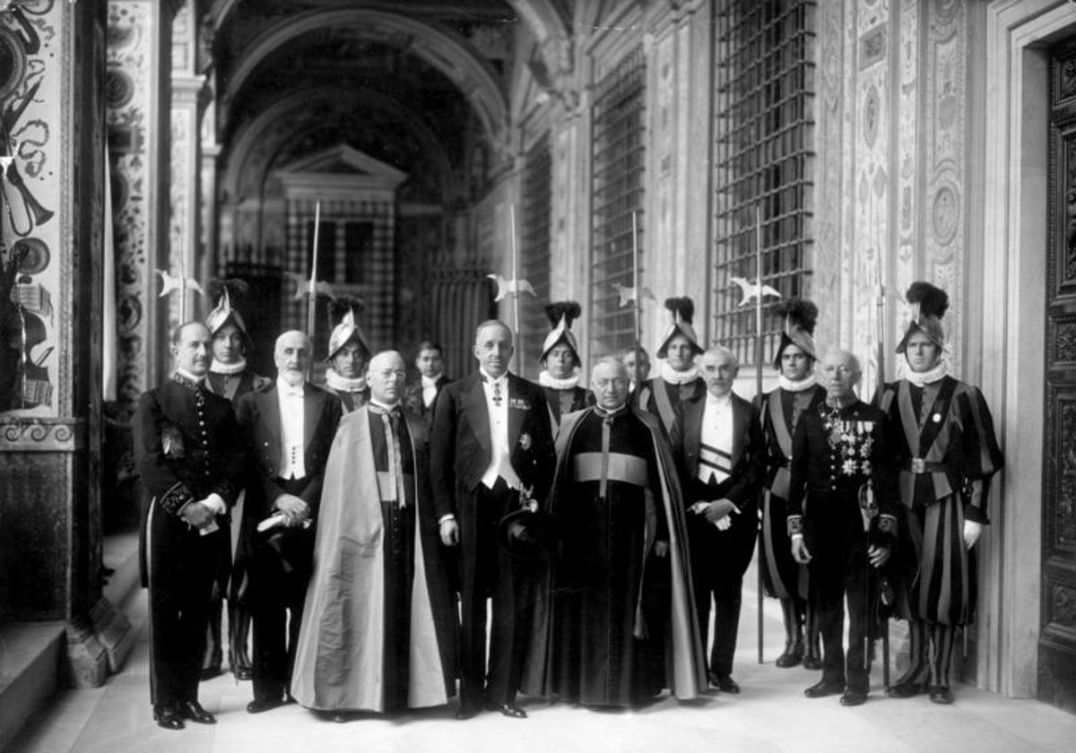 El Rey Alfonso XIII posa tras una visita realizada en el Vaticano cuando Pío XI era Papa