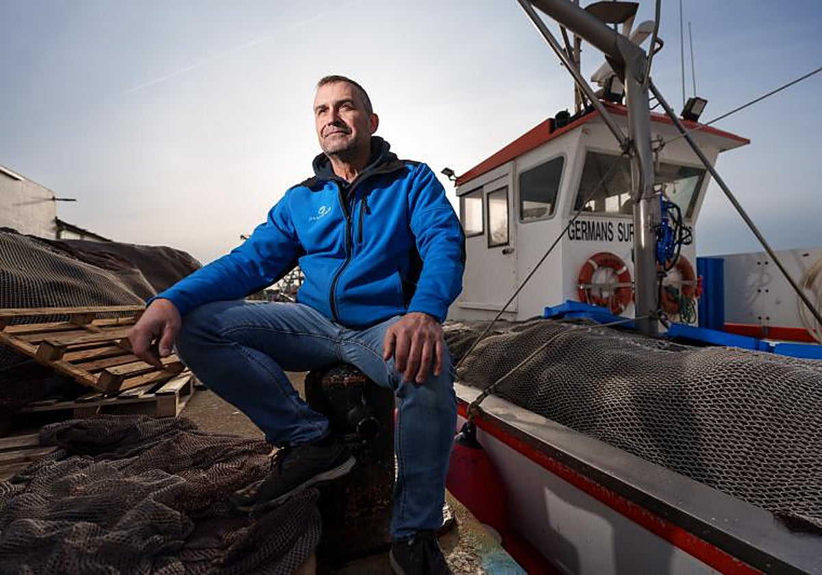 Josep Lluís Sureda, ante la barca familiar, en el puerto de La Escala (Gerona)