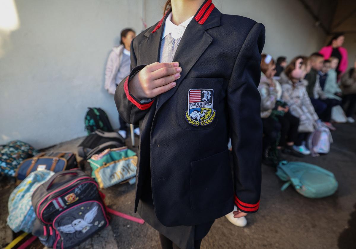 Alumna viste el uniforme del colegio de educación primaria Chateau de la Chevaliere en Francia