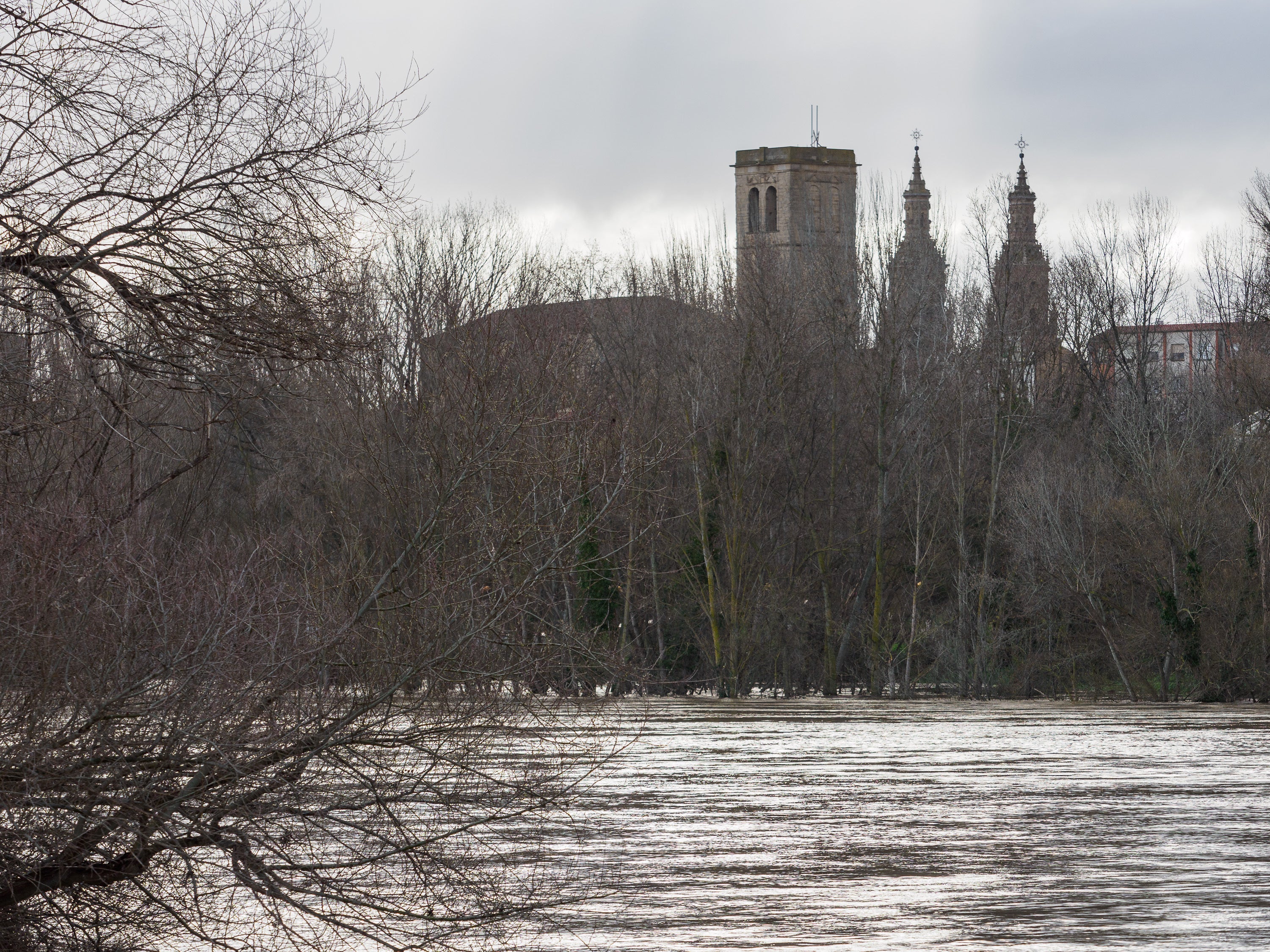 Vista del paso del río Ebro desbordado en Logroño (La Rioja).