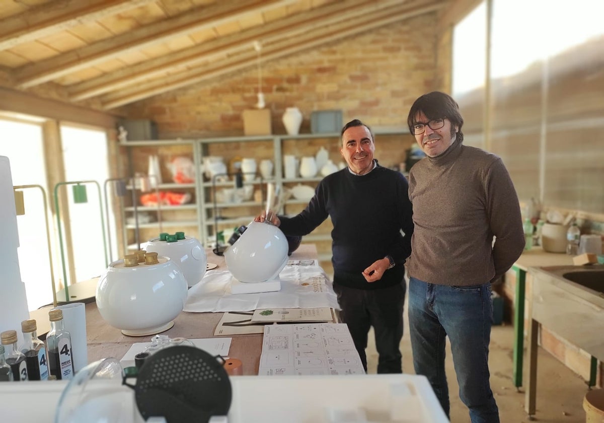 Pedro Ramis, CEO fundador de Semper Vivens, y el ceramista Joan Pere Català, diseñador de estas urnas, muestran el 'kit' en el taller ubicado en la localidad mallorquina de Consell
