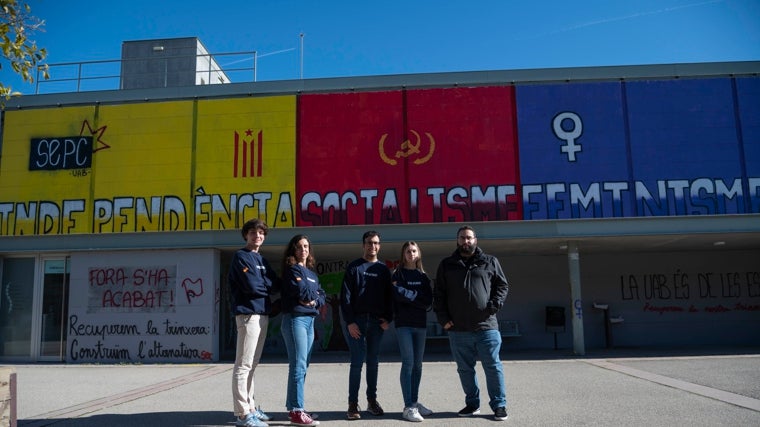 De izquierda a derecha, Hugo Escarpa, Andrea Llopart (presidenta de S'ha Acabat!), Adrián Fernández, Eva Fernández, Luis Galindo