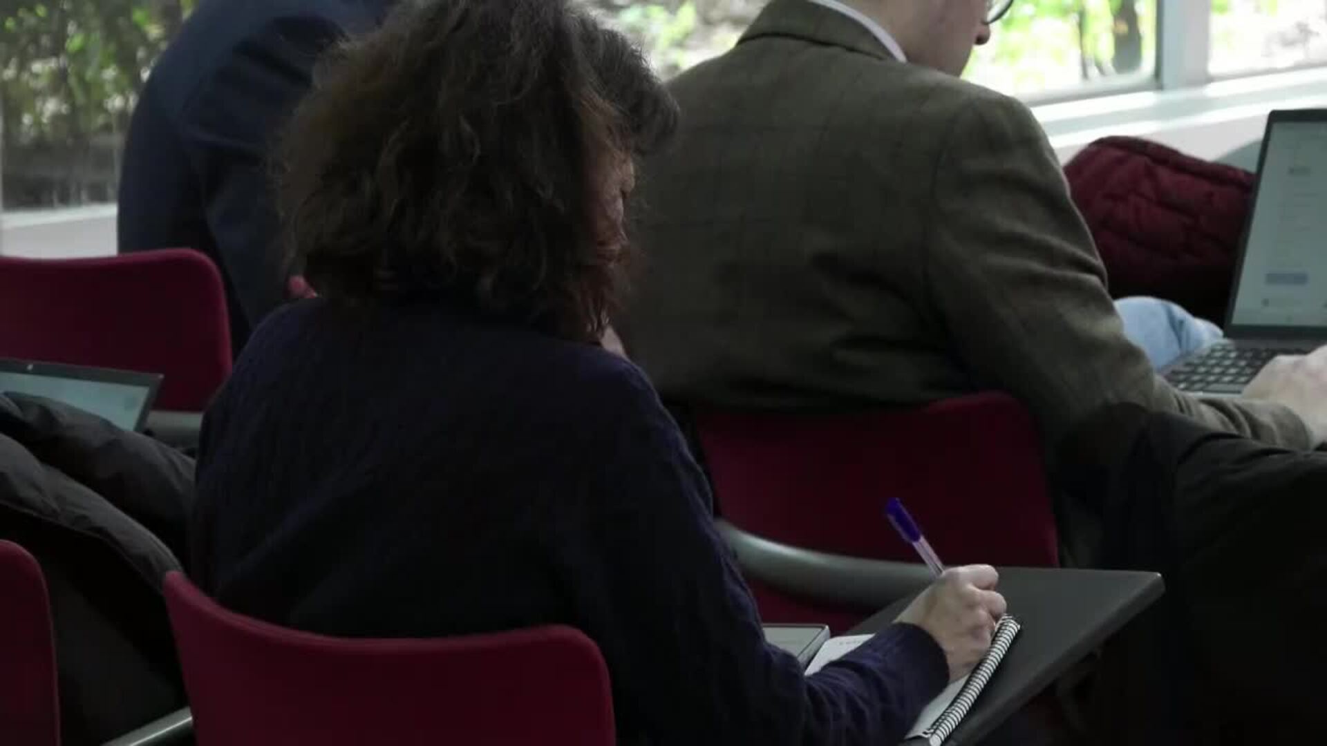 Argüello saluda a las víctimas de abusos concentradas frente a la Conferencia Episcopal