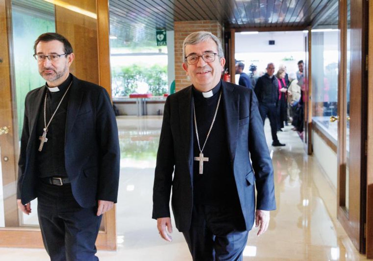 El nuevo presidente de la Conferencia Episcopal, Luis Argüello (dcha) junto a su vicepresidente, José Cobo