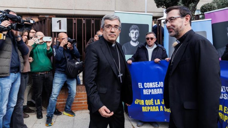 Argüello y Cobo junto a las víctimas de abusos en la puerta de la Conferencia Episcopal