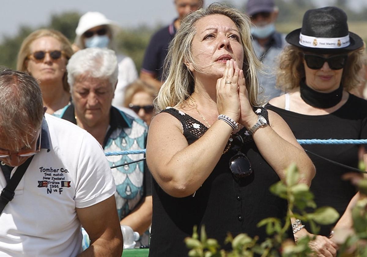 La 'vidente' Gisela Cardia rezando a la Virgen en una imagen de archivo