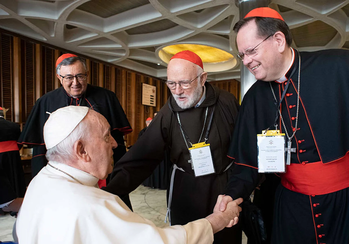 El cardenal Lacroix estrecha la mano del Papa Francisco en una audiencia en el Vaticano en 2023
