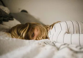 Dormir, la asignatura pendiente de los jóvenes: la mayoría tiene insomnio y se quita horas de sueño voluntariamente