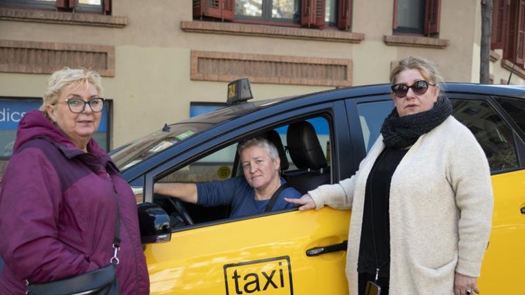 La veterana Miriam Martínez , con sus compañeras Vicky y Carmen. En Barcelona afrontan una delincuencia creciente y desde 2008 llevan instalado un botón SOS