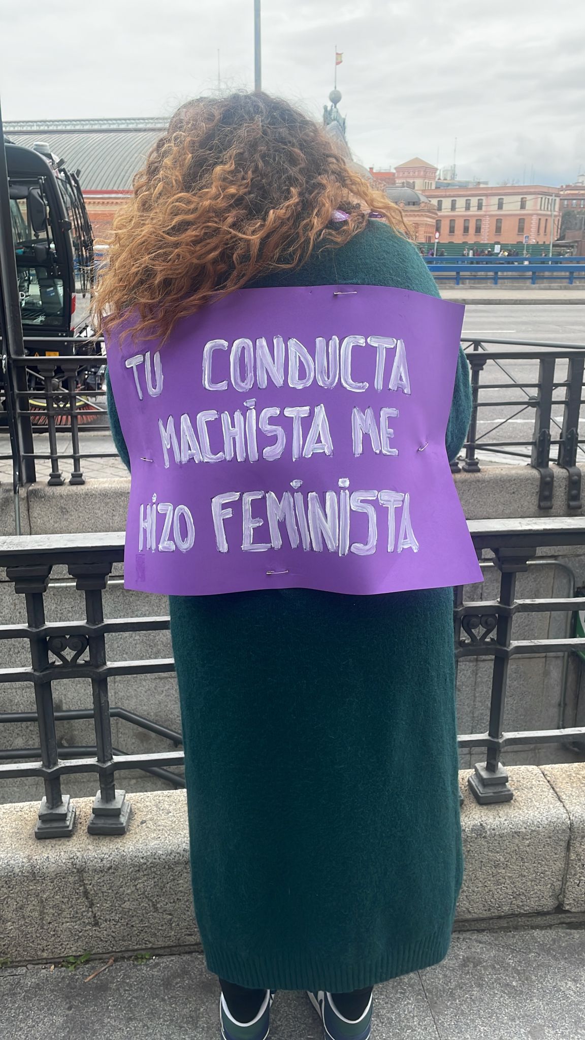 Una joven antes del inicio de la manifestación de la Comisión 8M