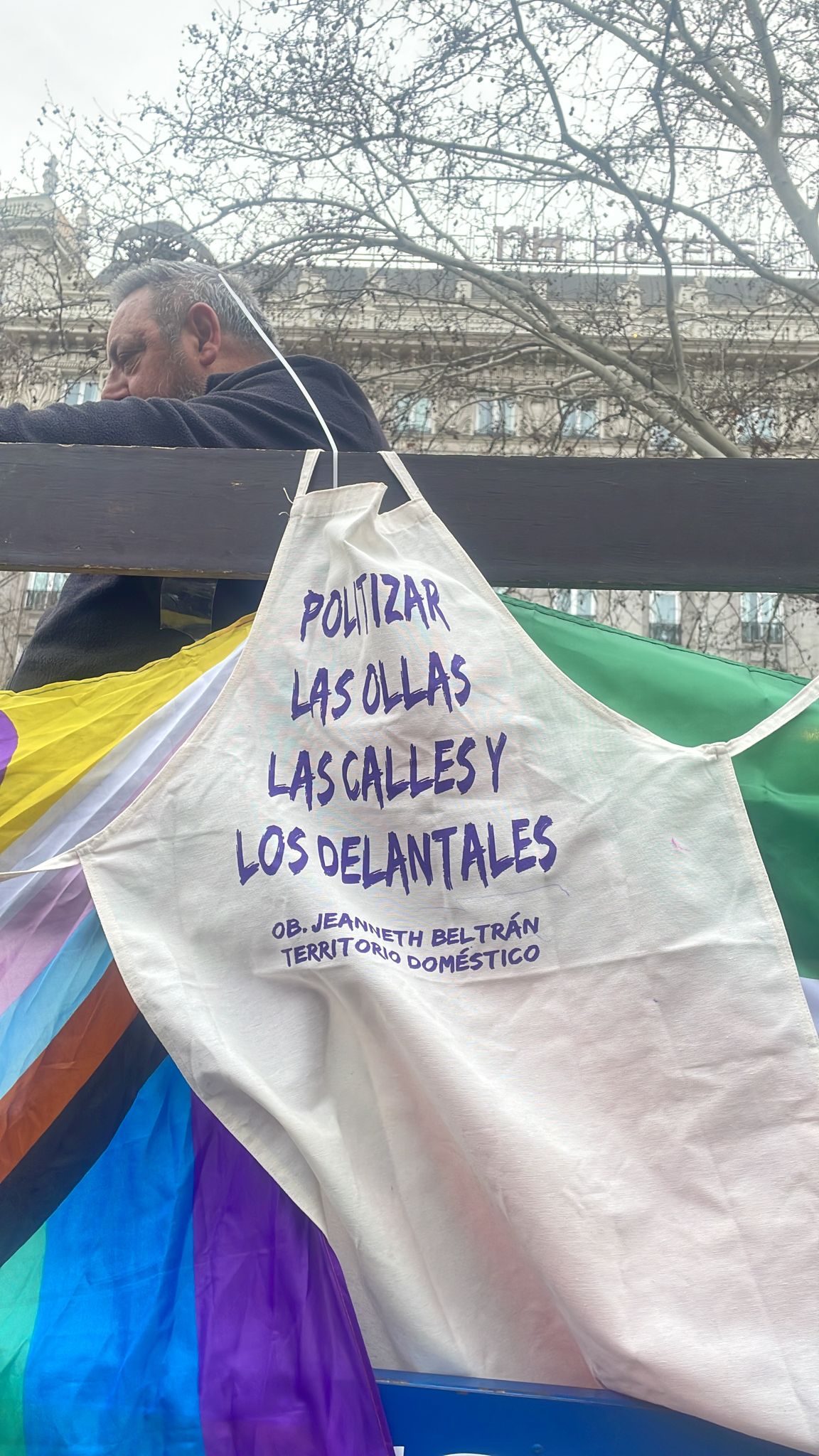 Un delantal con una consigna feminista en la manifestación de la Comisión 8M