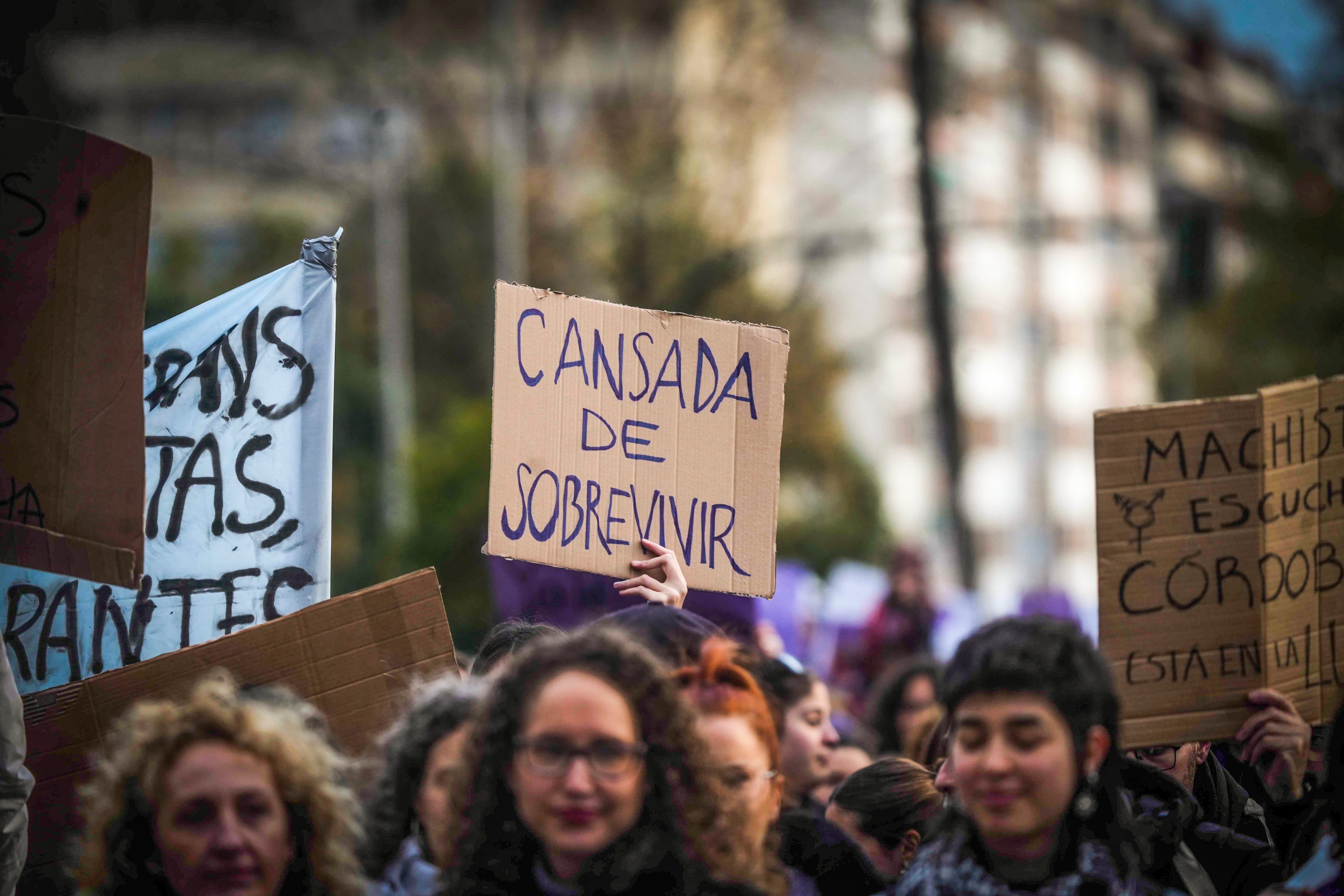 Grupos de mujeres participan en la manifestación convocada con motivo del 8M en Córdoba