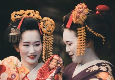 Japón prohibirá a los turistas entrar al distrito de las geishas de Kioto tras acosarlas