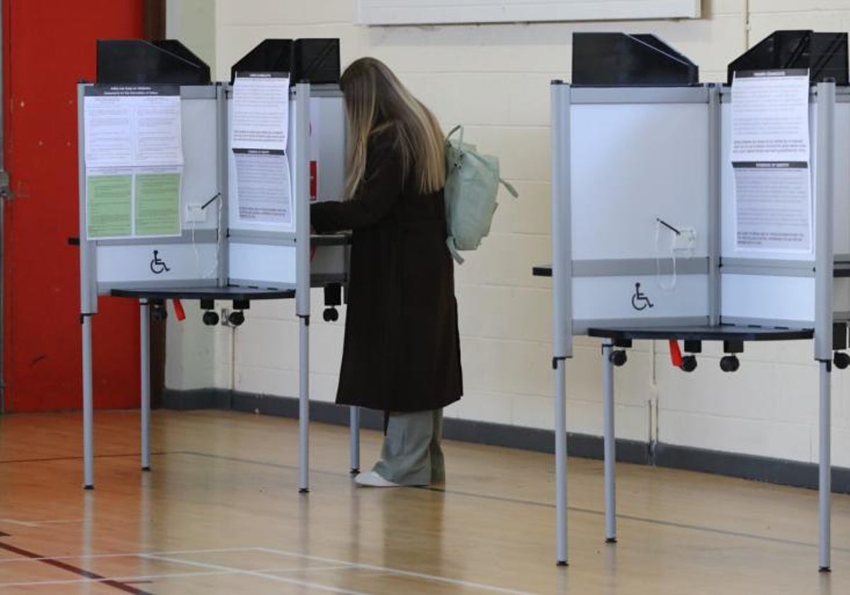 Una mujer vota en el referéndum que se celebra este 8-M