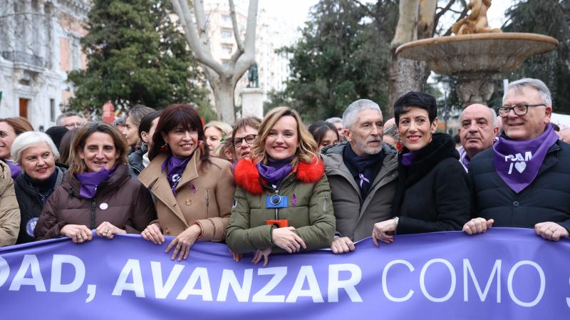 Los ministros socialistas Fernando Grande-Marlaska, Teresa Ribera, Ana Redondo, Elma Saiz y Pilar Alegría asisten junto a la mujer del presidente Pedro Sánchez, Begoña Gómez, a la manifestación convocada por la Comisión 8M en Madrid