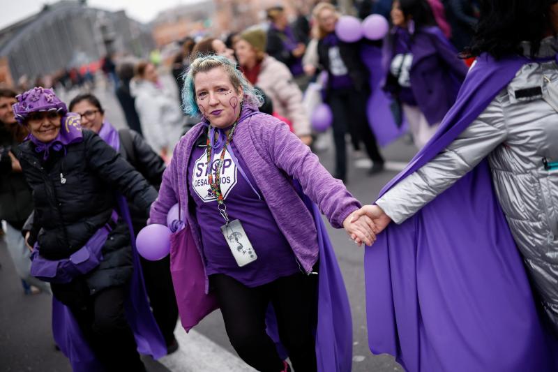 Manifestantes en la protesta "oficial" del Gobierno, convocada por la Comisión 8M en Madrid, con motivo del Día Internacional de la Mujer