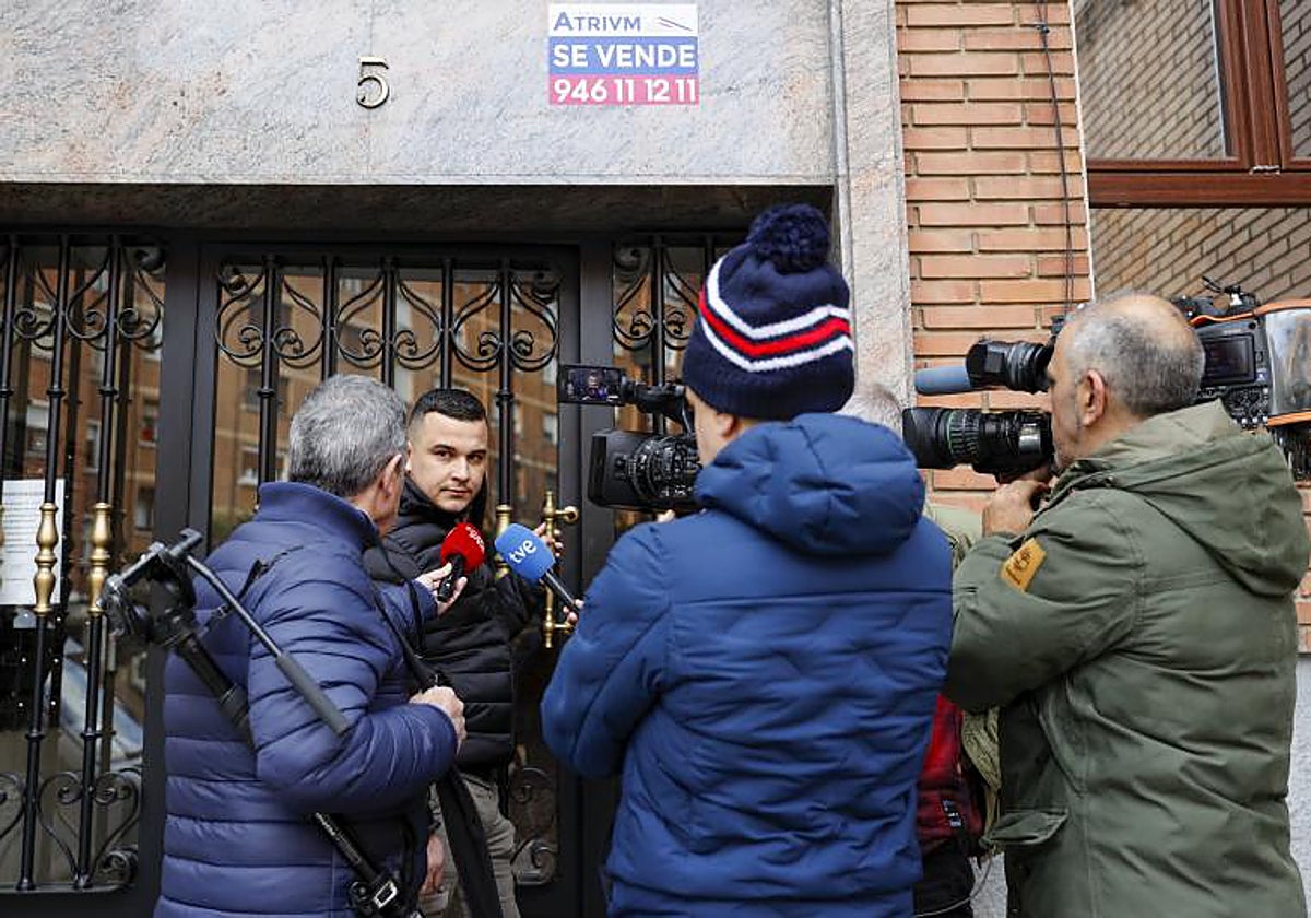 Un grupo de periodistas pregunta a los vecinos sobre el suceso en la puerta del edificio donde vivían los fallecidos