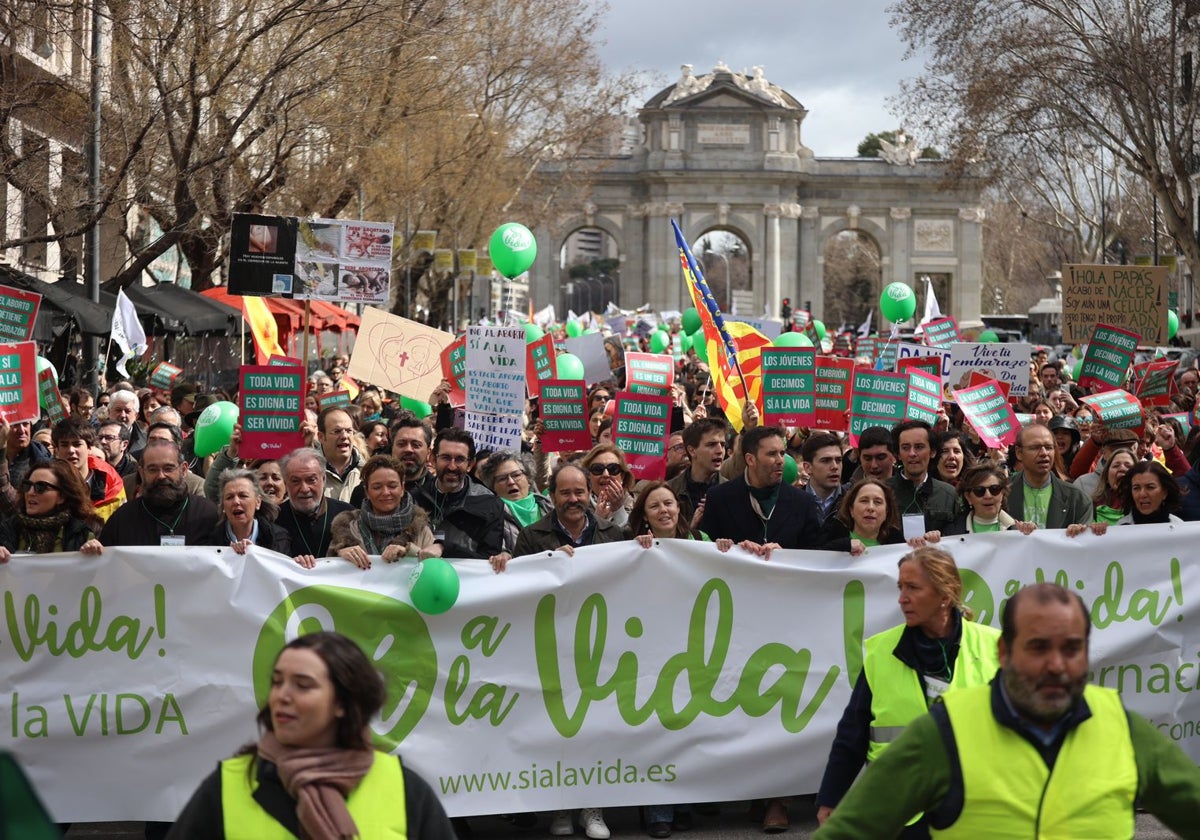 Participantes en la manifestación a favor de la vida en Madrid, a su paso por la calle Alcalá