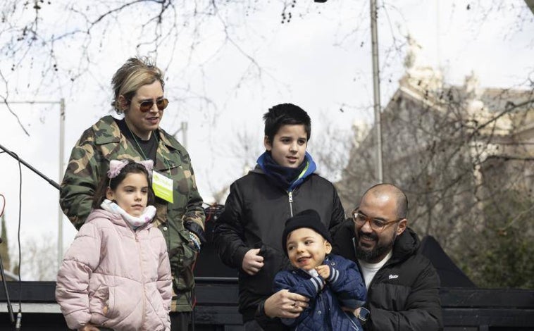 Imagen principal - Arriba, la familia de Felipe, el más pequeño con gorro y chaqueta azul, narra su testimonio. Debajo, cinco voluntarias, Teresa, Irene, Paula, Elena y Kiandra. En la derecha, ecografía en directo a Carolina para poder escuchar el latido de su bebé.