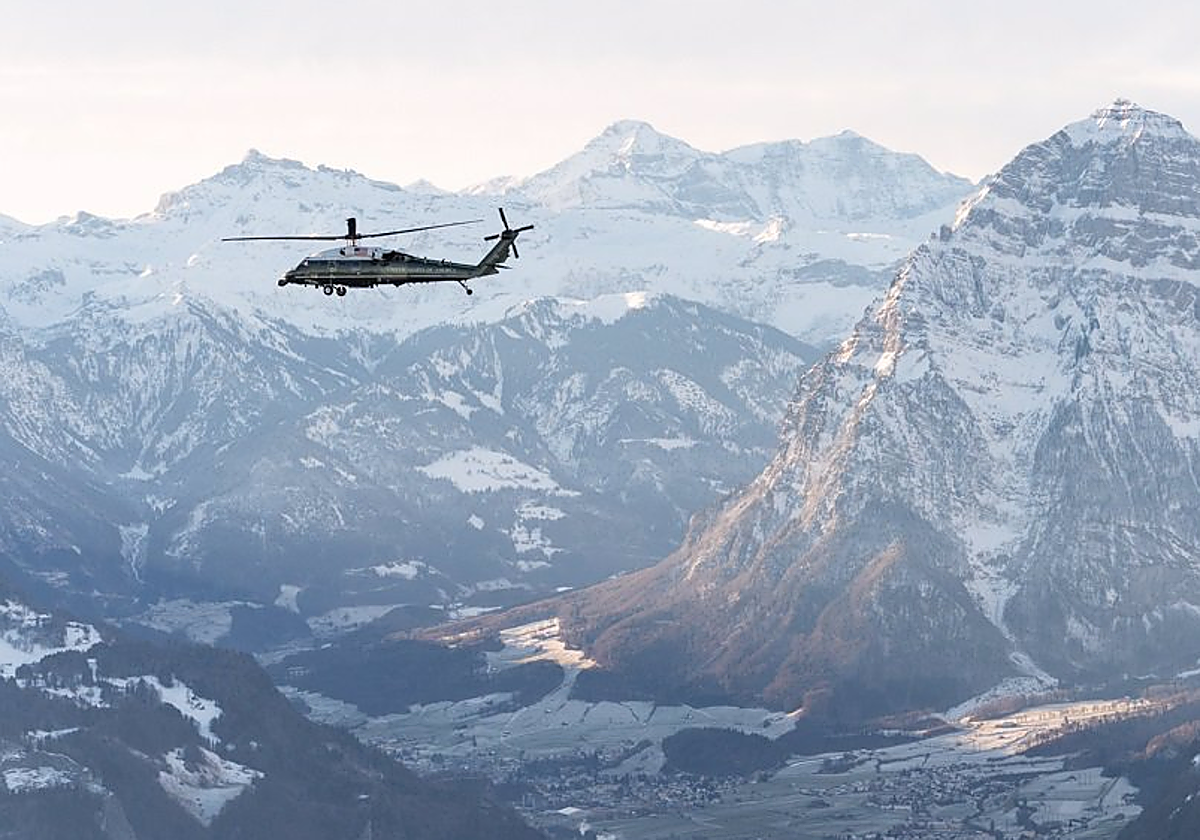 Imagen de archivo de un helicóptero sobrevolando los Alpes suizos