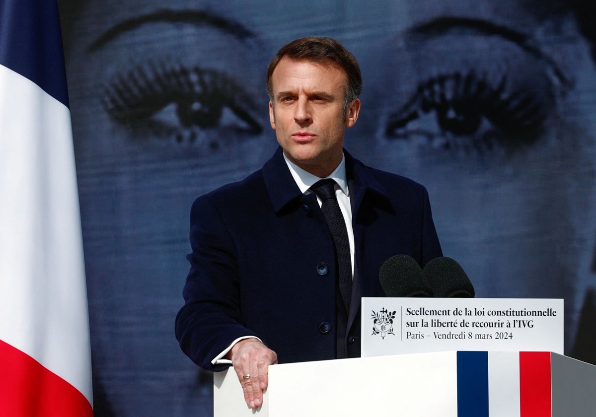 El presidente francés, Emmanuel Macron, habla durante la ceremonia para sellar el derecho al aborto en la Constitución francesa