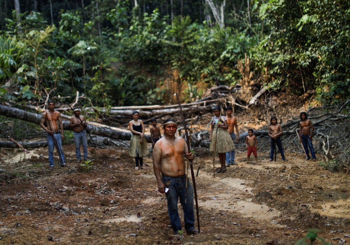 Indígenas Mura posan para una foto en una zona deforestada de una tierra indígena no demarcada en la selva amazónica