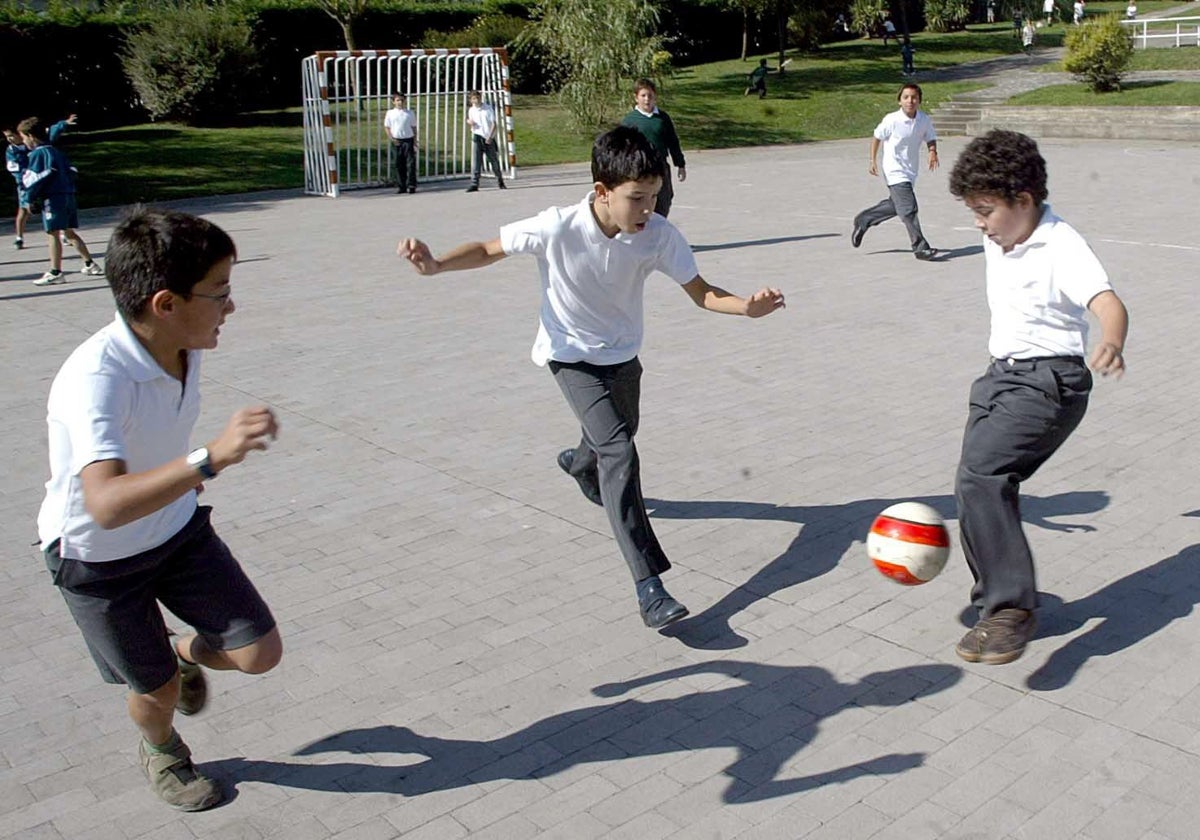 Niños juegan al fútbol en un colegio de País Vasco