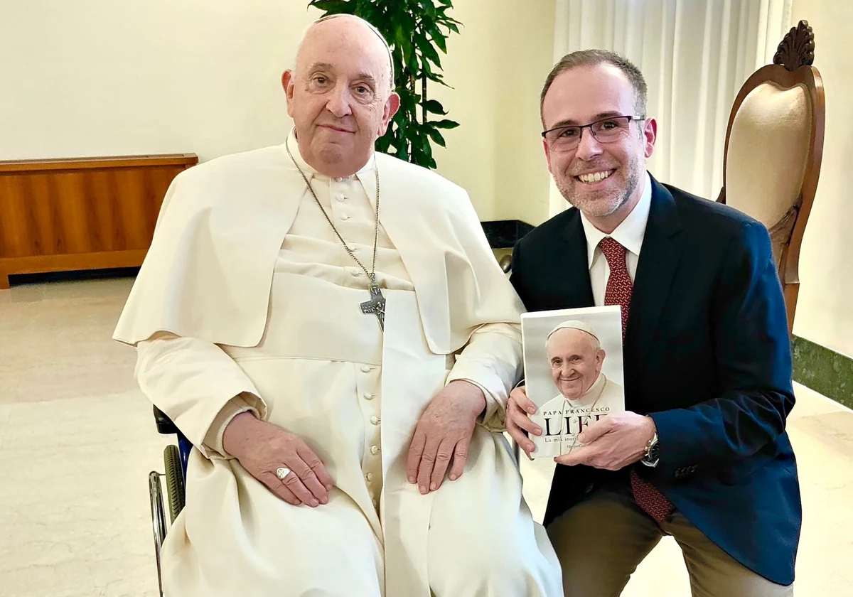 El periodista Fabio Marchese junto con el Papa Francisco en la presentación de la versión inglesa del libro