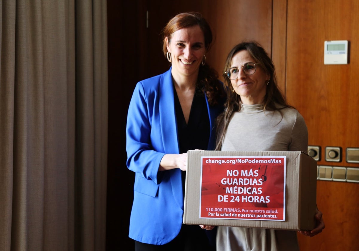 La ministra de Sanidad, Mónica García, con la intensivista Tamara Contreras