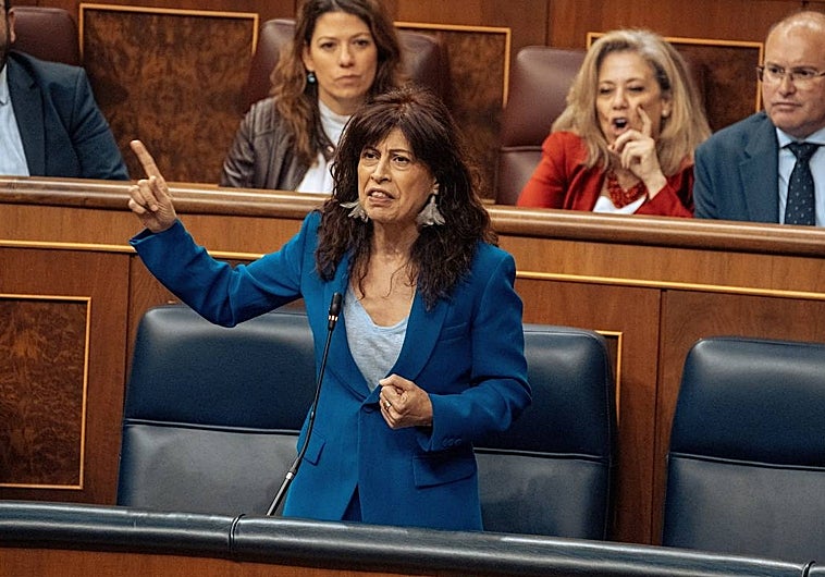 La ministra de Igualdad, Ana Redondo, interviene durante una sesión de control al Gobierno, en el Congreso