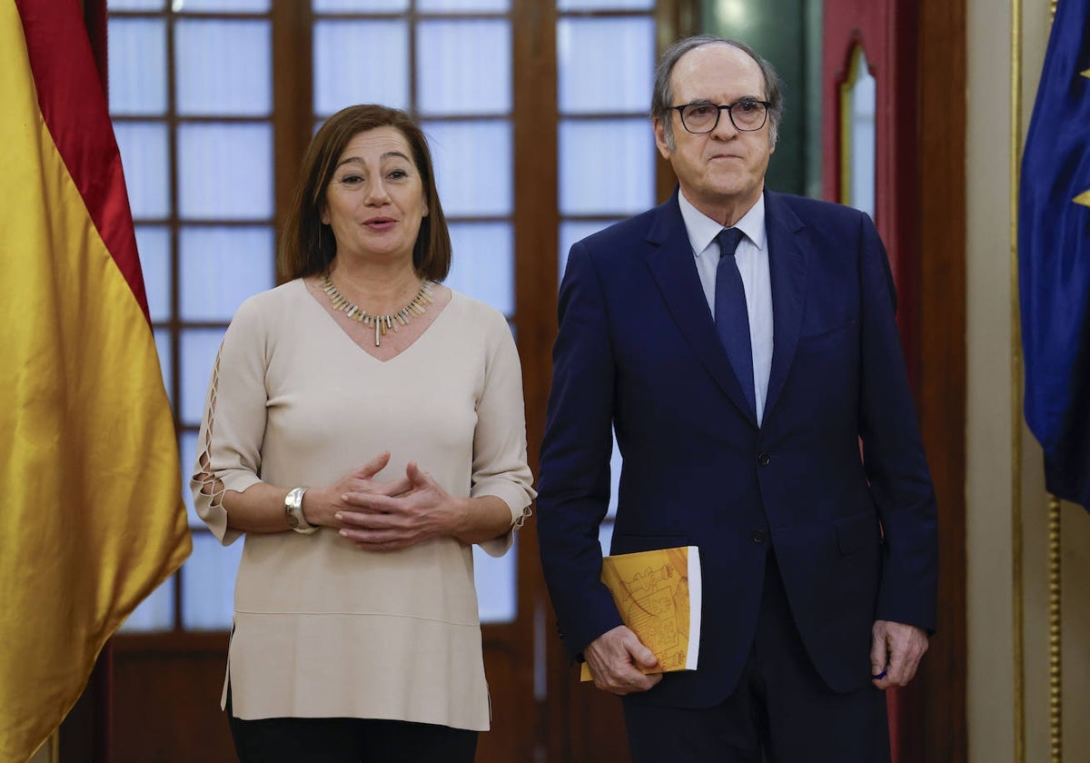 El Defensor del pueblo, Ángel Gabilondo, entrega a Francina Armengol, presidenta del Congreso, el informe anual correspondiente al año 2023, en el que recoge las principales quejas de los ciudadanos ante la institución