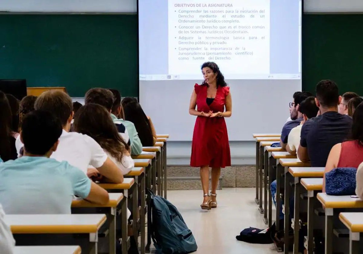 Aula de universidad en una imagen de archivo