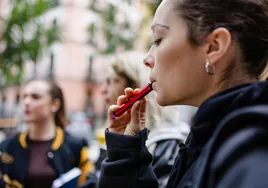 Sanidad quiere «cortar de raíz» el vapeo en los jóvenes: «Es su entrada a la adicción al tabaco»