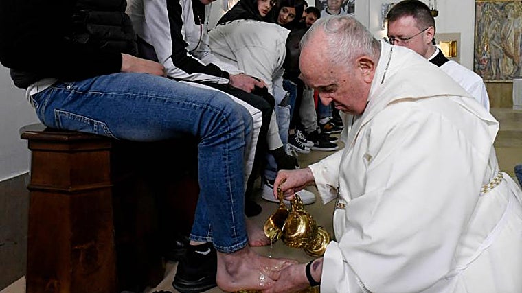 El Papa Francisco en el tradicional lavatorio de los pies del Jueves Santo, el año pasado, en una