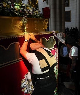 Imagen secundaria 2 - En la parte superior, los miembros de la cofradía Lágrimas y Favores de Málaga, con el actor Antonio Banderas en el centro, esperan la decisión de los hermanos mayores, que finalmente han optado por la suspensión. Debajo, a la izquierda, unos nazarenos de La Amargura de Sevilla, se recogen después del anuncio de la suspensión de la procesión por la lluvia. A la derecha, un costalero de la procesión de Nuestro Padre Jesús del Amor de Madrid, conocida como La Borriquita
