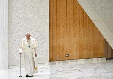 Sonriente, sin silla de ruedas..., el Papa exhibe su buen estado para acallar rumores sobre su salud