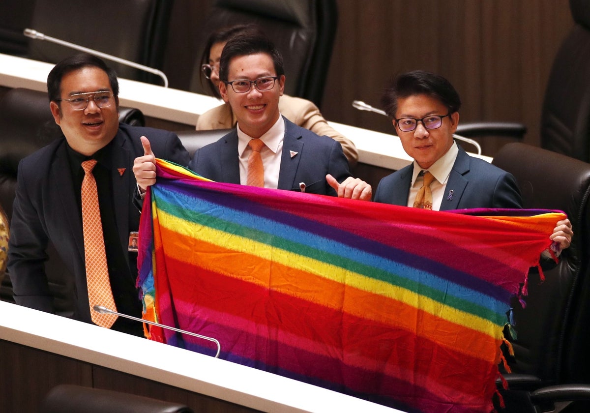 Diputados del partido 'Move Forward' sostienen un pañuelo LGBT durante la sesión legislativa para reconocer un proyecto de ley de igualdad matrimonial