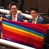 Diputados del partido 'Move Forward' sostienen un pañuelo LGBT durante la sesión legislativa para reconocer un proyecto de ley de igualdad matrimonial