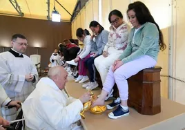 El Papa lava los pies a las reclusas de la cárcel femenina de Rebibbia, en Roma, este Jueves Santo