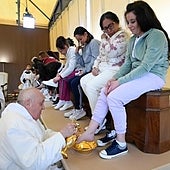 El Papa lava los pies sólo a mujeres, doce reclusas de una cárcel romana