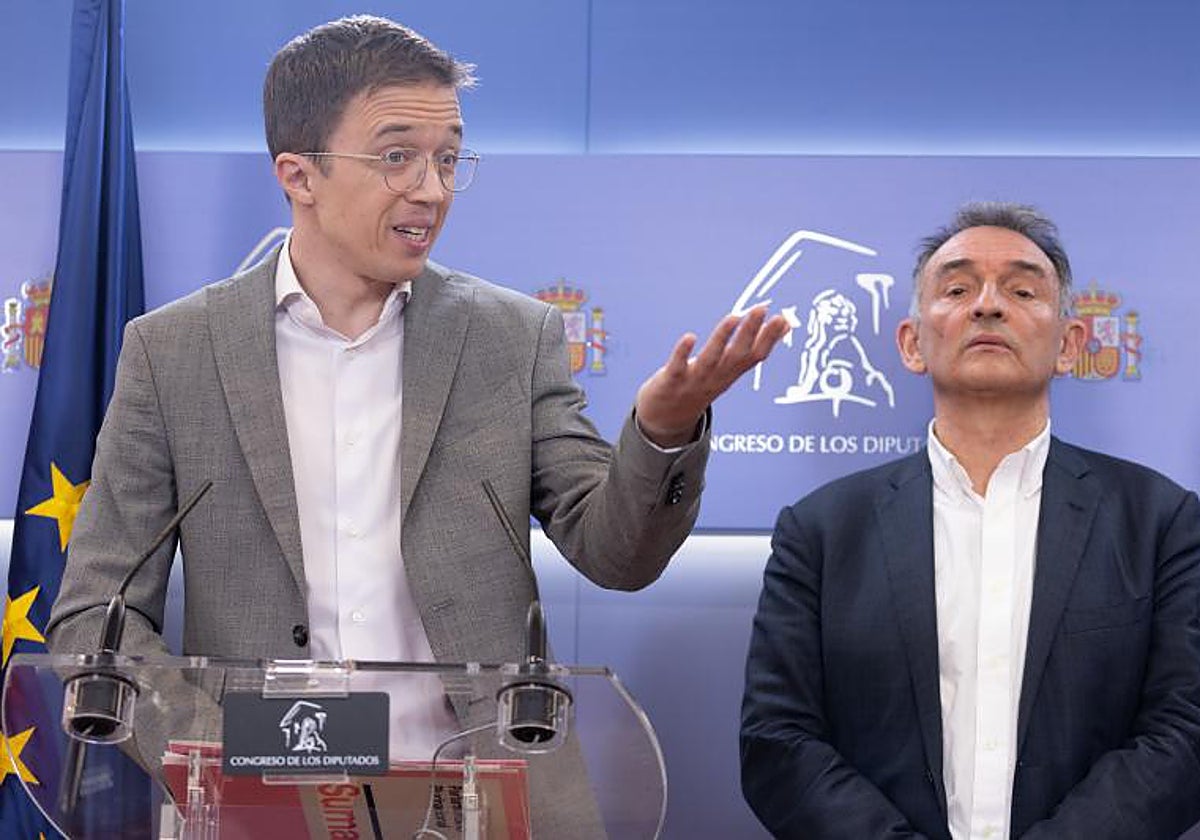 El portavoz de Sumar en el Congreso, íñigo Errejón, (iz.) y el diputado, Enrique Santiago, uno de los firmantes de la iniciativa, en una reciente rueda de prensa