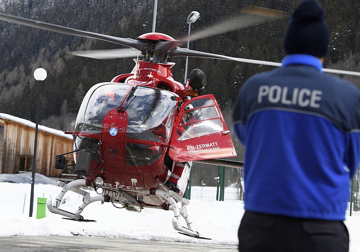 Un policía observa el aterrizaje de un helicóptero de Air Zermatt en una imagen de archivo