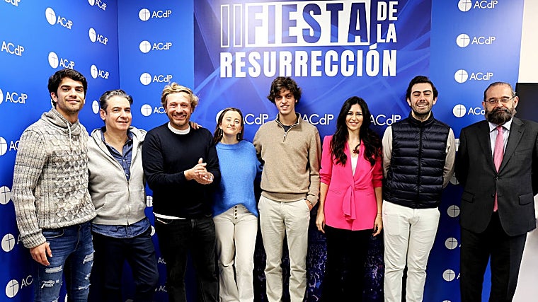 Algunos de los artistas participantes, con el presidente de la ACdP, Alfonso Bullón de Mendoza