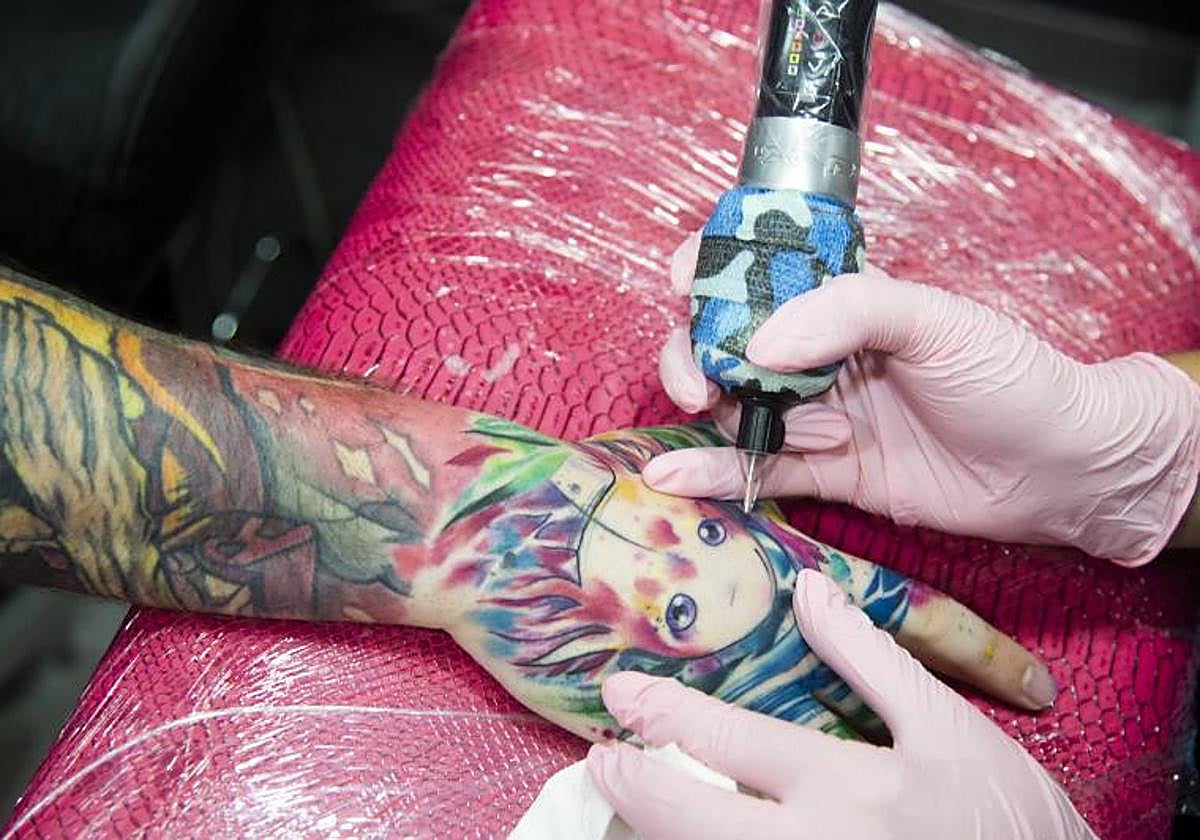 Imagen de archivo de la elaboración de un tatuaje