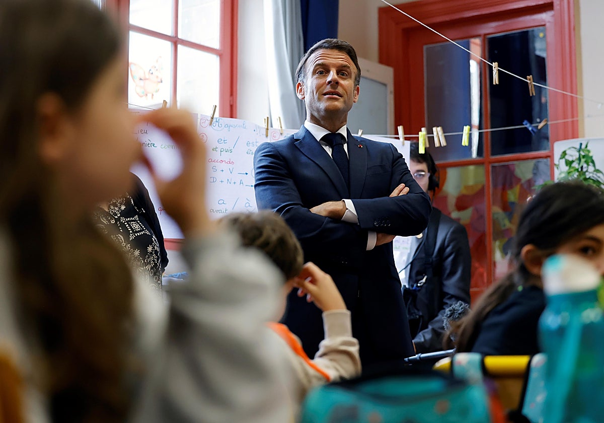 El presidente francés, durante su visita a una escuela parisina, este 5 de abril