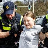 Detienen a la activista medioambiental Greta Thunberg durante una protesta en La Haya