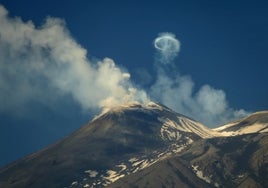 Un fenómeno excepcional: el Etna expulsa anillos de humo