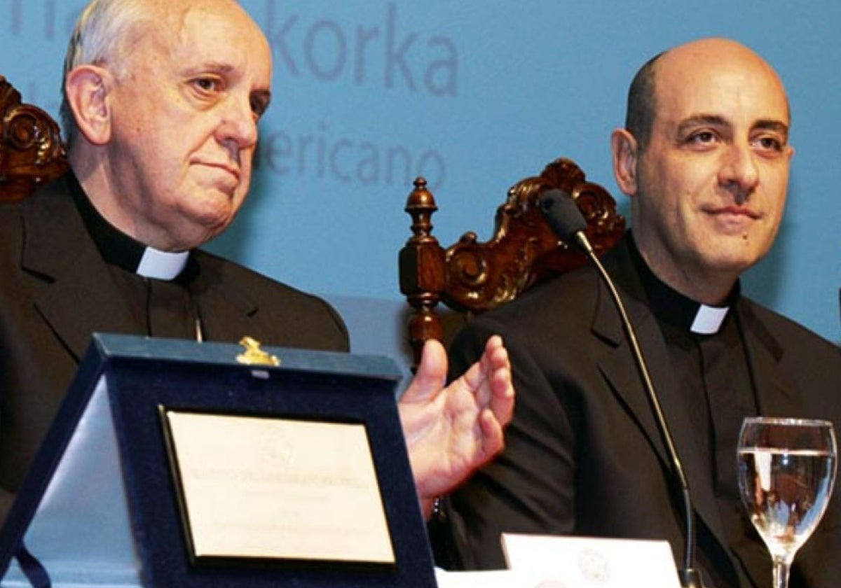 El entonces cardenal Bergoglio, a la derecha, en un acto en la diócesis de Buenos Aires junto a un joven 'Tucho' Fernández