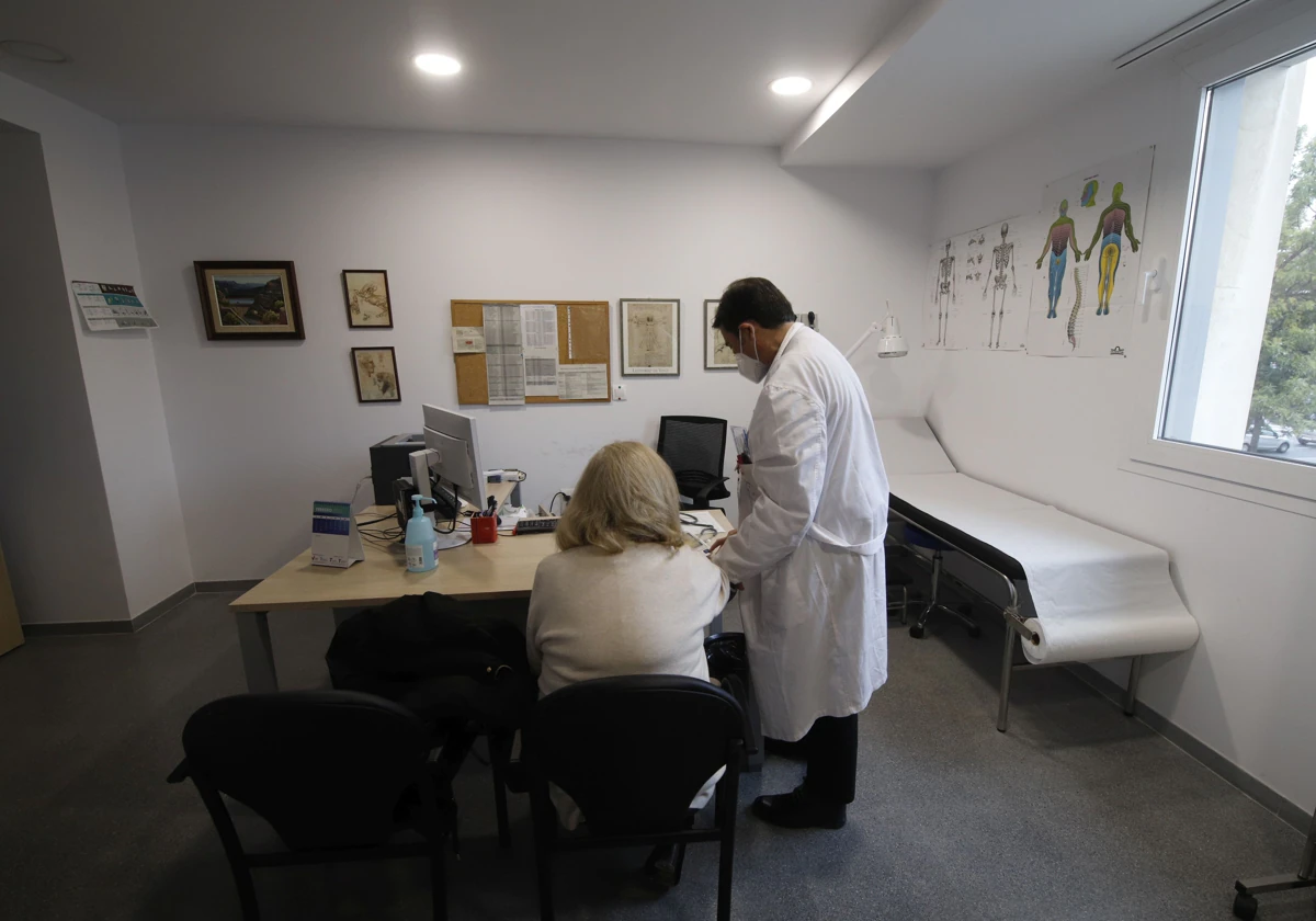 Un médico de Familia atiende a una paciente en un centro de salud de Córdoba